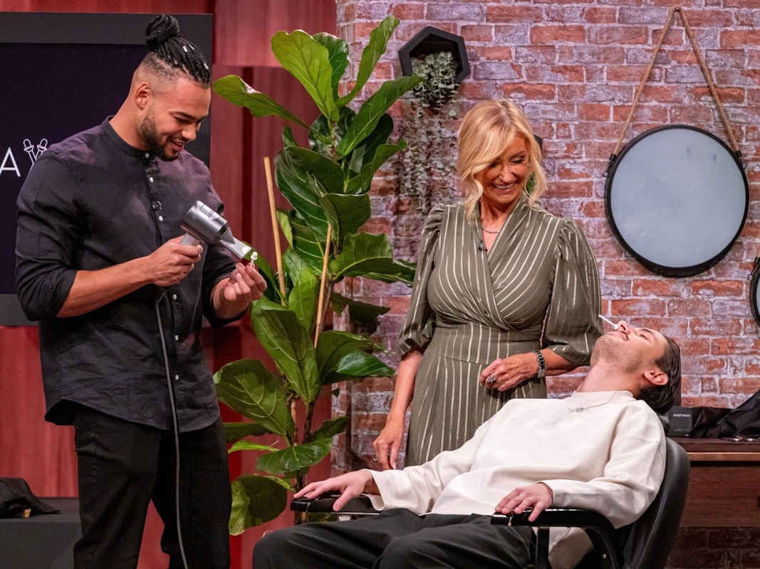 Gründer Sam (links) führt vor, wie seine „Smartwaxx“-Sticks mit angewärmten Bienwachs in die Nasenlöcher eingesetzt werden. Dagmar Wöhrl schaut interessiert zu. (Bild: RTL / Bernd-Michael Maurer)