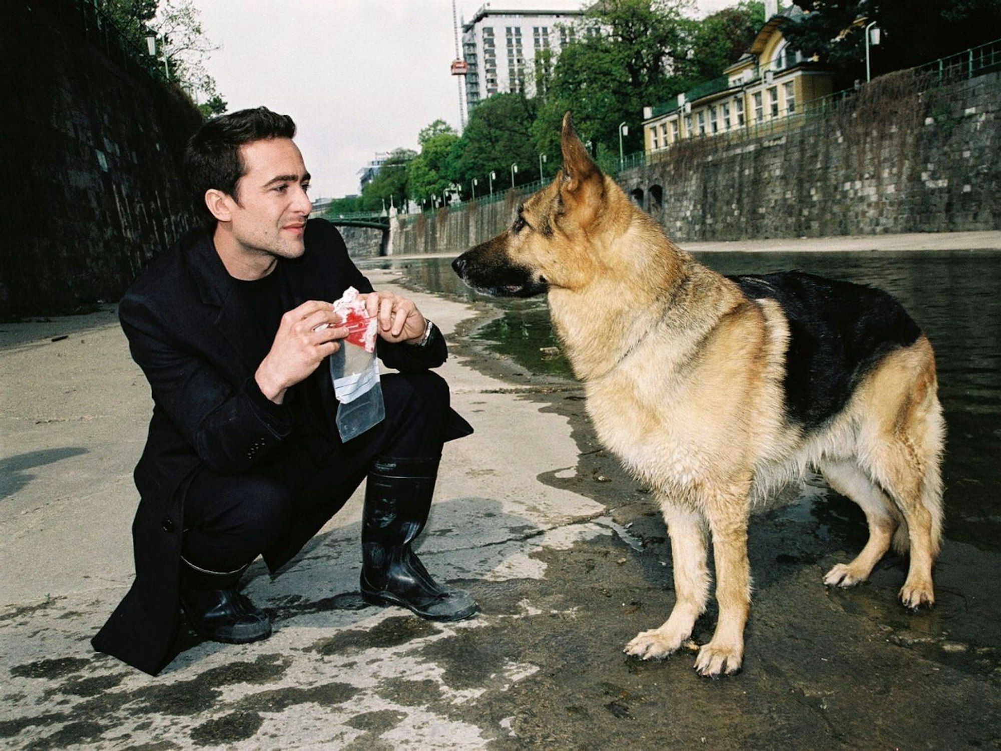 Er war das dritte Herrchen von „Kommissar Rex“: Kriminalinspektor Marc Hoffmann (Alexander Pschill) war von 2002 bis 2004 der Partner des Polizeihundes. (Bild: SAT.1 / Ali Schafler)