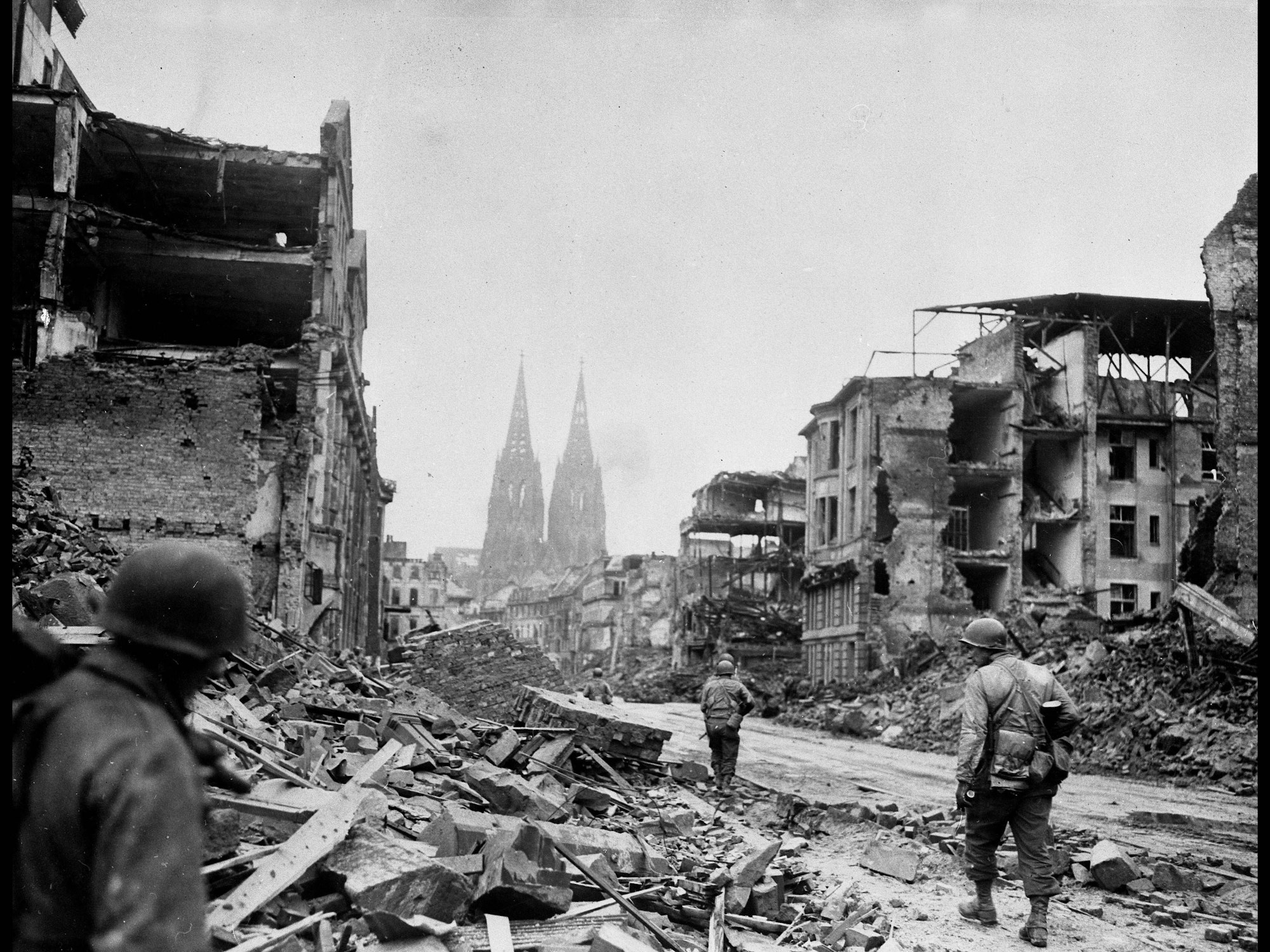 Blick auf das zerstörte Köln am 6. März 1945. Amerikanische Soldaten marschierten ins linksrheinische Köln ein und befreiten die Stadt.