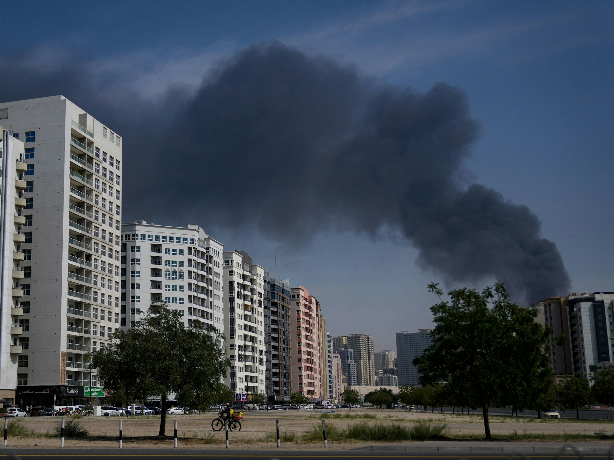 Eine Rauchwolke über Dubai. Das Industriegebiet von Sharjah City wurde von einer iranischen Rakete getroffen.