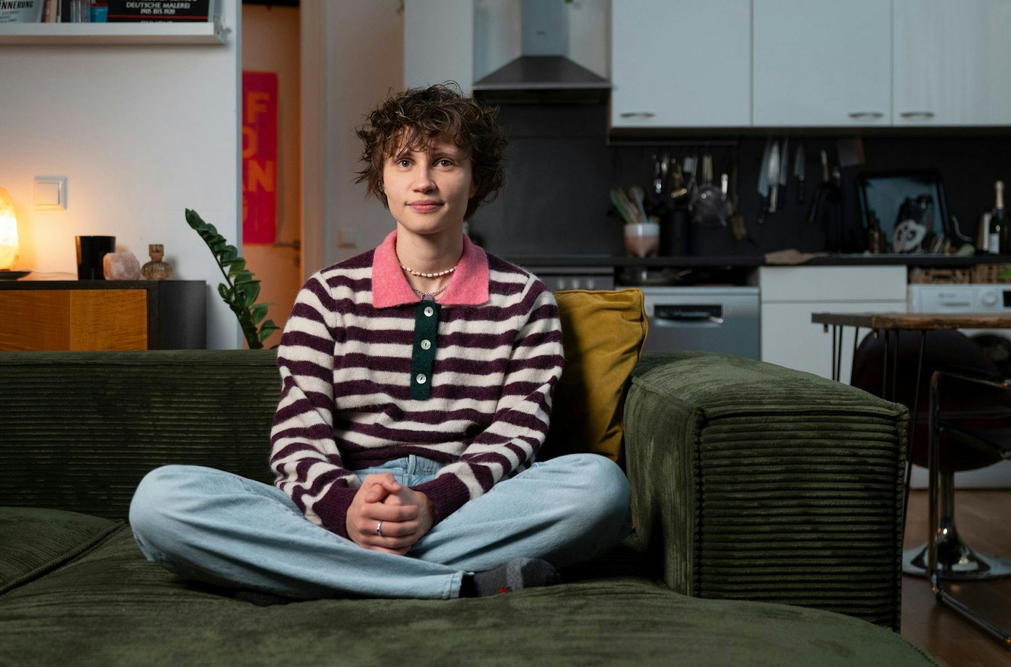 „Ich habe mein Leben um mich herum völlig vernachlässigt“, blickt Luna Jordan auf die Filmrollen während ihrer Jugend zurück. (Bild: NDR / Maurice Weiss / Ostkreuz)