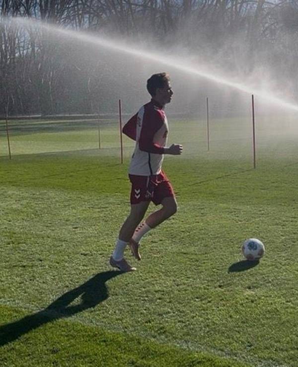 Sebastian Sebulonsen läuft über den Rasen. Vor ihm ein Ball, im Hintergrund läuft ein Rasensprenger.