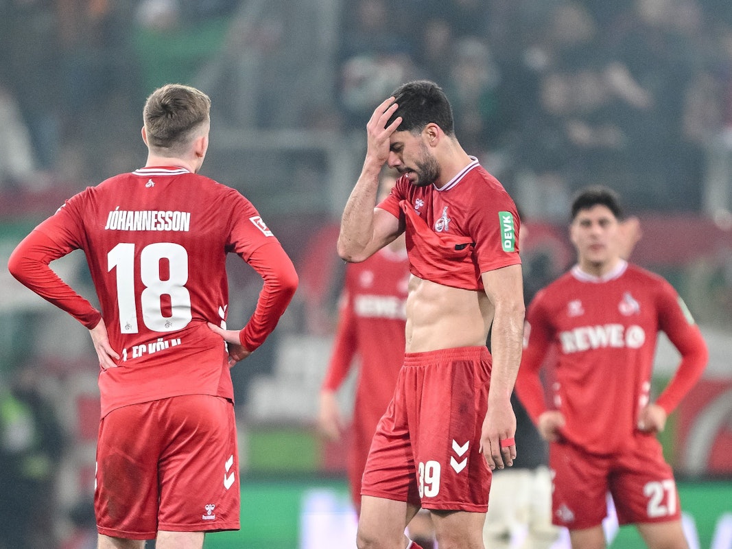 Die Spieler des 1. FC Köln hadern mit der Niederlage in Augsburg.