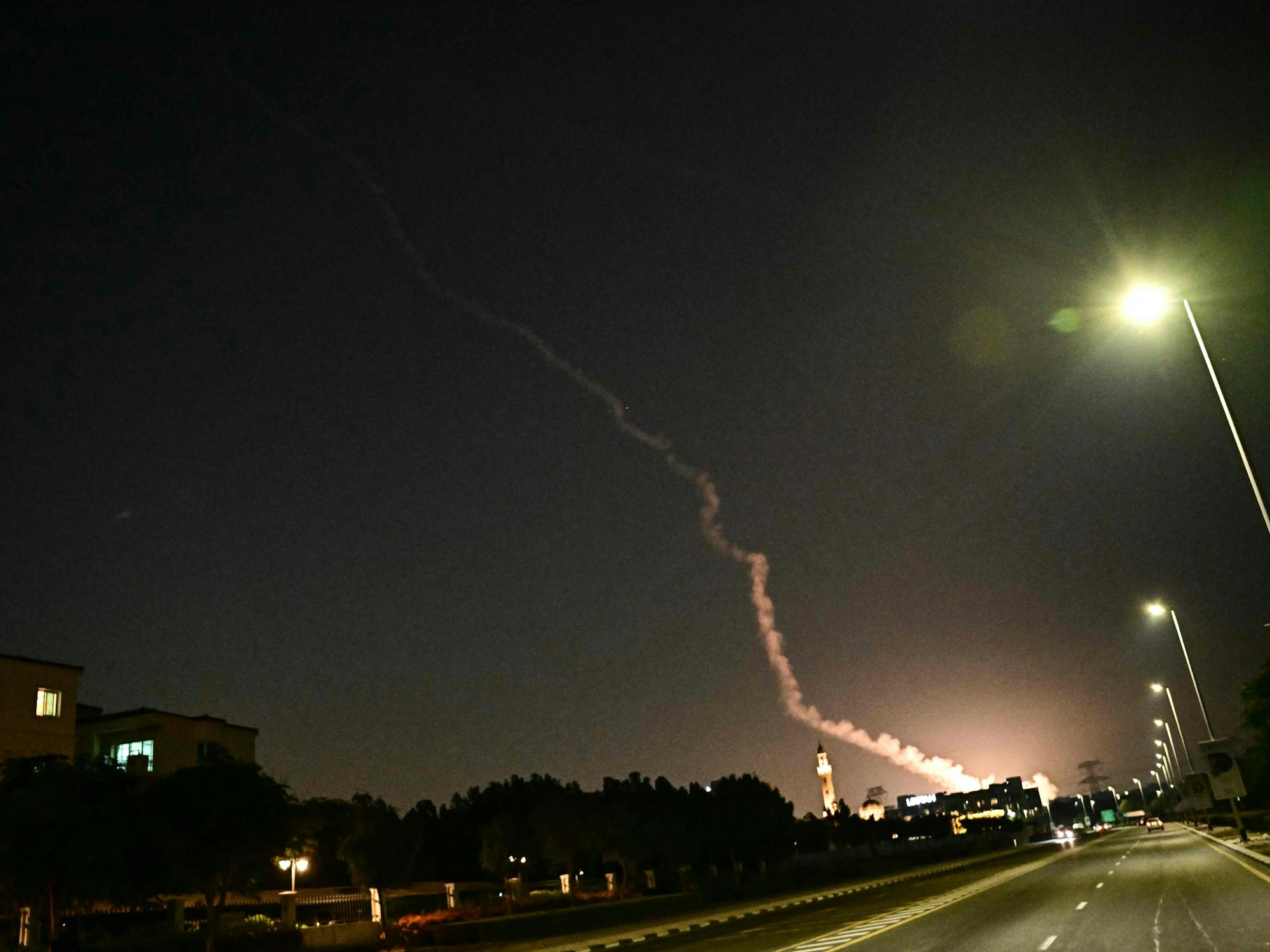 Am 28. Februar 2026 ist über Dubai Rauch von der Abwehr einer iranischen Rakete zu sehen.