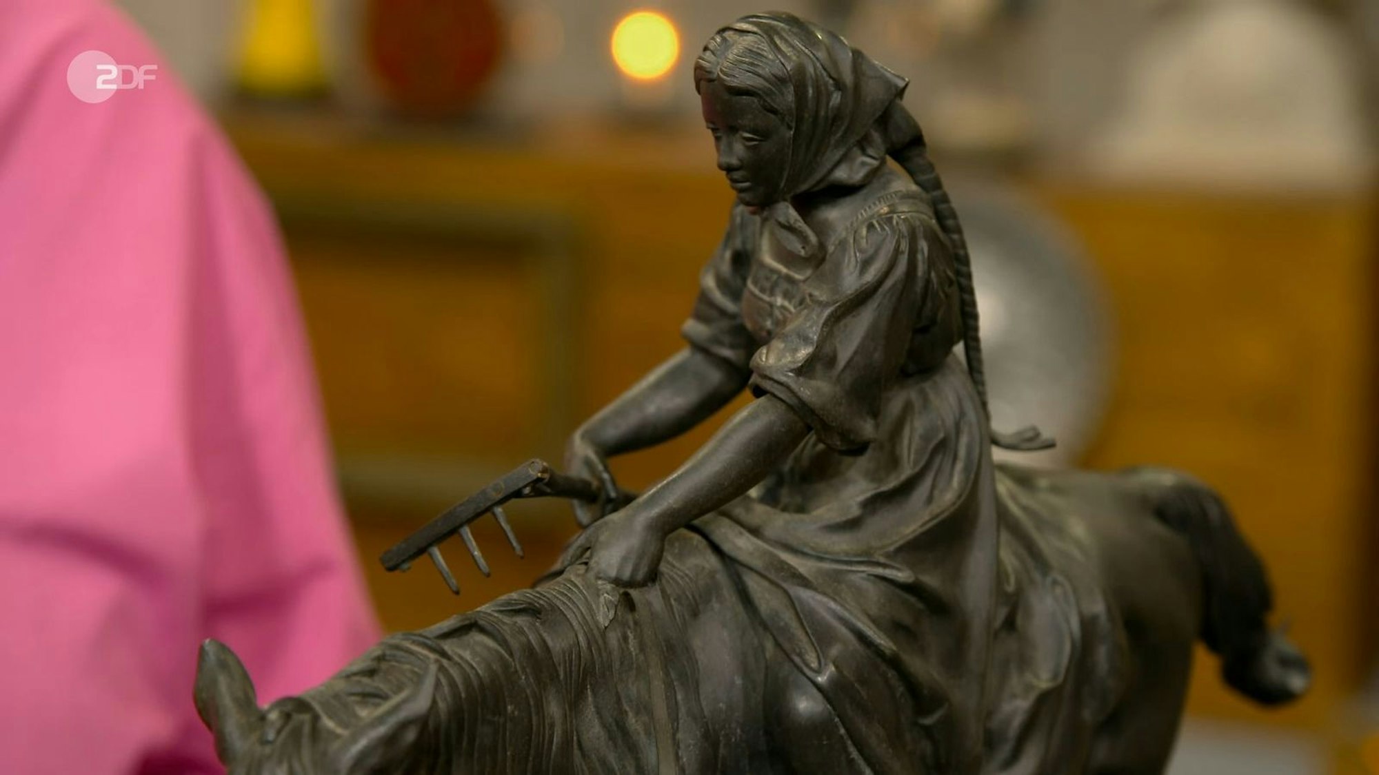 Der Entwurf von Nikolai Ivanovich Lieberich entstand 1862, kurz darauf wurde auch diese Skulptur hergestellt. „Man merkt die Schwere der Arbeit, des Alltags“, analysierte die Expertin.
(Bild: ZDF)