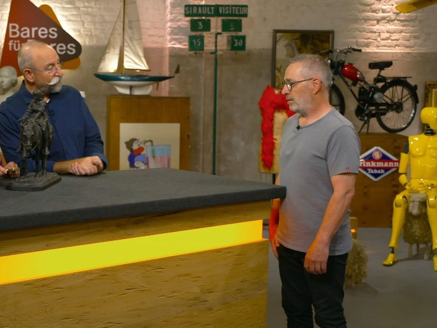 „Mein lieber Mann, das ist mal eine exzellente Arbeit“, staunte Horst Lichter über die Reiterskulptur auf dem „Bares für Rares“-Expertisentisch. „Das ist wirklich bis ins kleinste Detail sehr, sehr schön gemacht.“ Aber war die Figur auch was wert?
(Bild: ZDF)