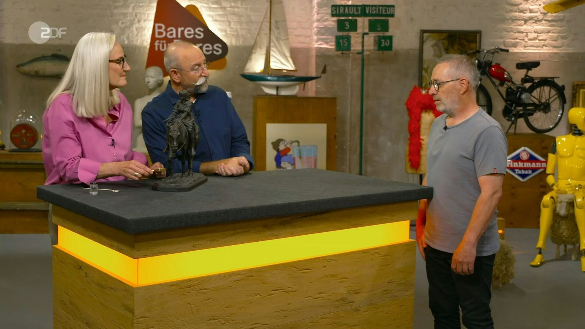 „Mein lieber Mann, das ist mal eine exzellente Arbeit“, staunte Horst Lichter über die Reiterskulptur auf dem „Bares für Rares“-Expertisentisch. „Das ist wirklich bis ins kleinste Detail sehr, sehr schön gemacht.“ Aber war die Figur auch was wert?
(Bild: ZDF)