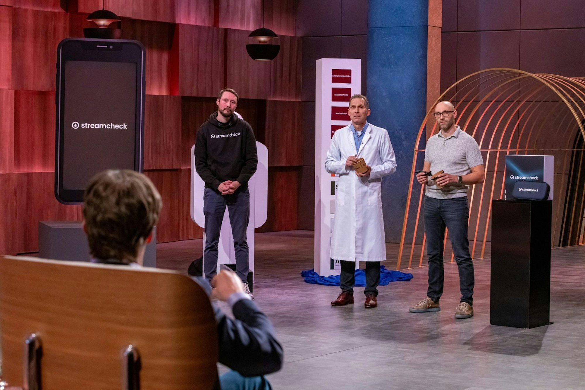 1.000.000 Euro für lediglich zehn Euro der Firmenanteile wollen die „Streamcheck“-Gründer haben - und das, obwohl sie noch gar keine Umsätze vorweisen können. „Die Bewertung ist ein harter Strahl“, schimpft Carsten Maschmeyer. (Bild: RTL / Bernd-Michael Maurer)