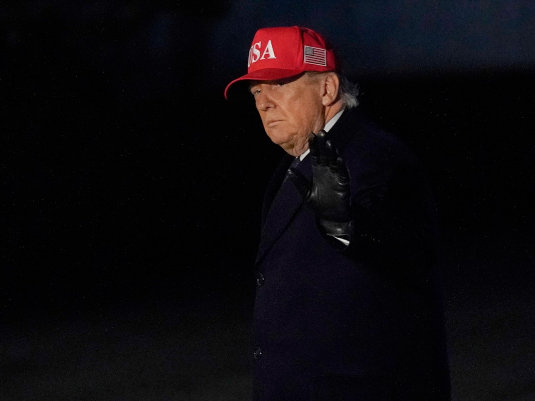 US-Präsident Donald Trump verlässt Marine One nach seiner Ankunft auf dem Südrasen des Weißen Hauses.