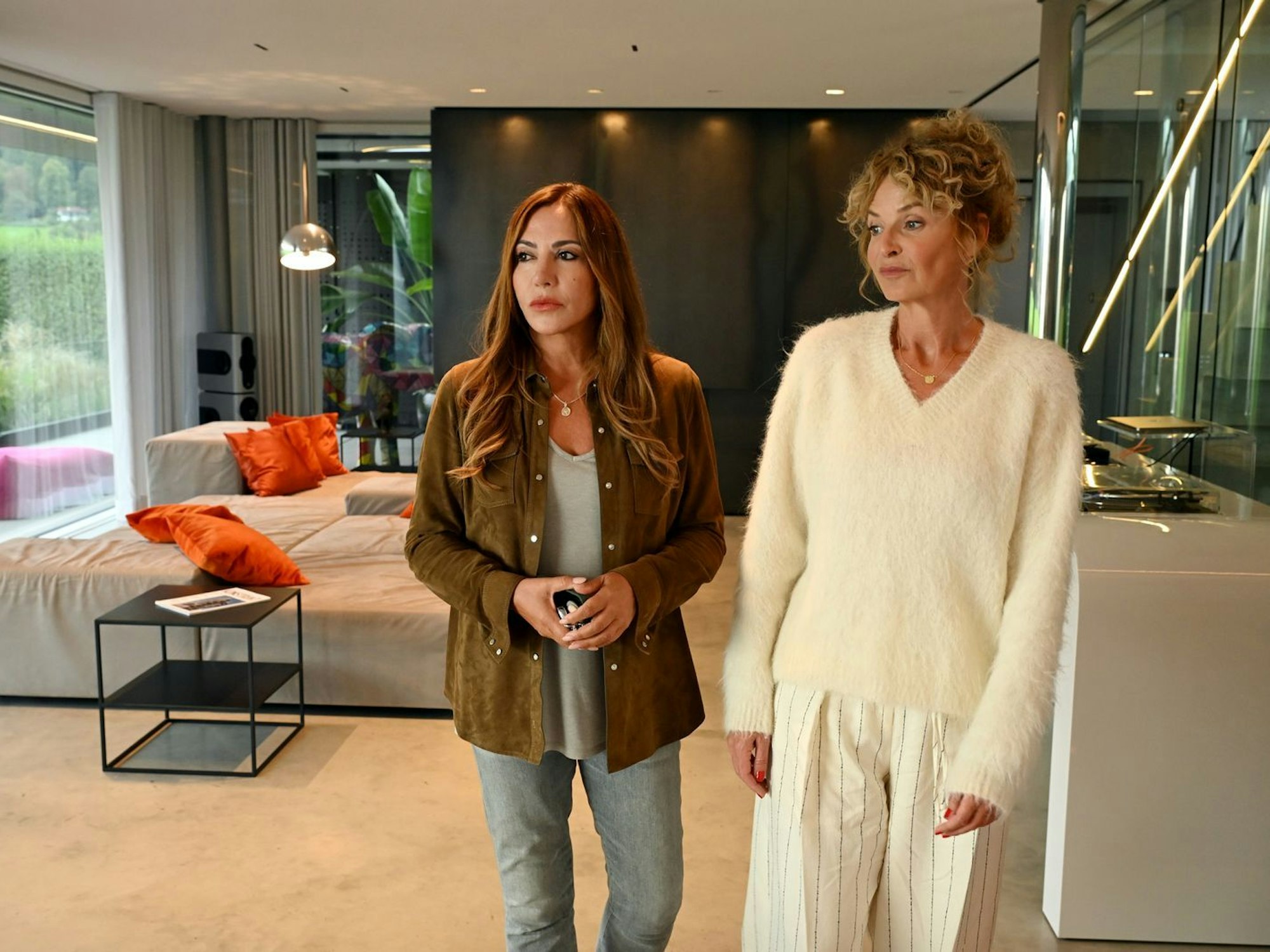 Katja Baumann (Simone Thomalla, links) besucht Gottwalds Ehefrau Lara (Franziska Schlattner), aber die ist auf ihren Noch-Ehemann Friedel gar nicht gut zu sprechen. (Bild: ZDF/Barbara Bauriedl)