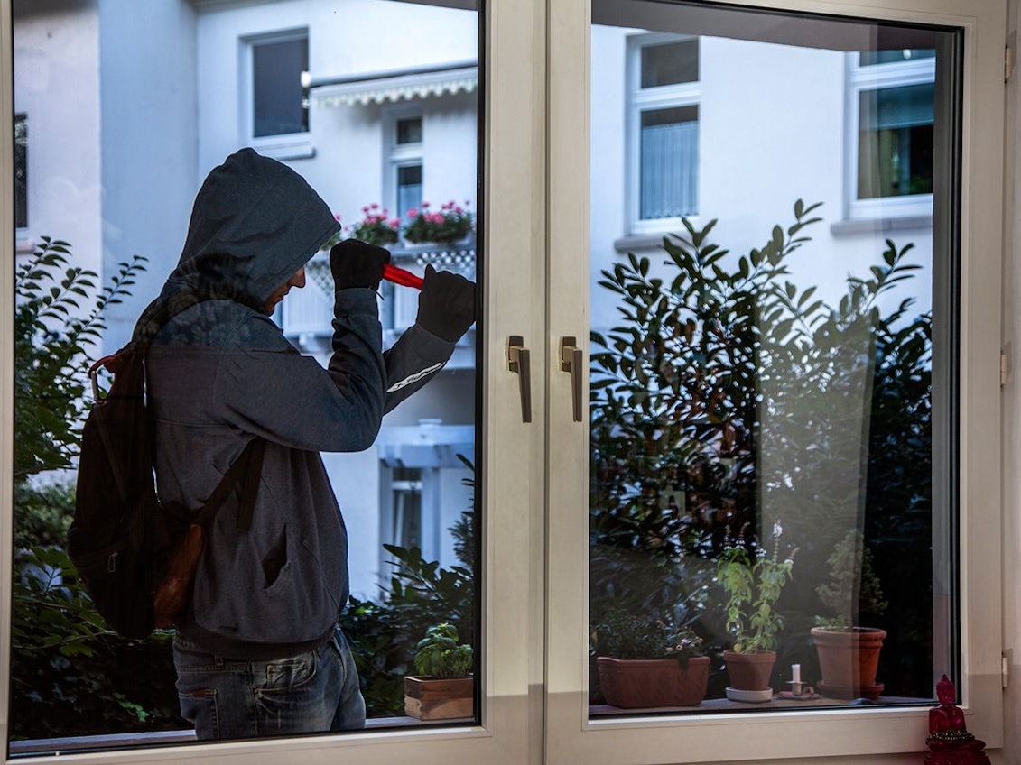 Ein Symbolbild der Polizei zum Thema Einbruch, das ein aufgehebeltes Fenster zeigt.