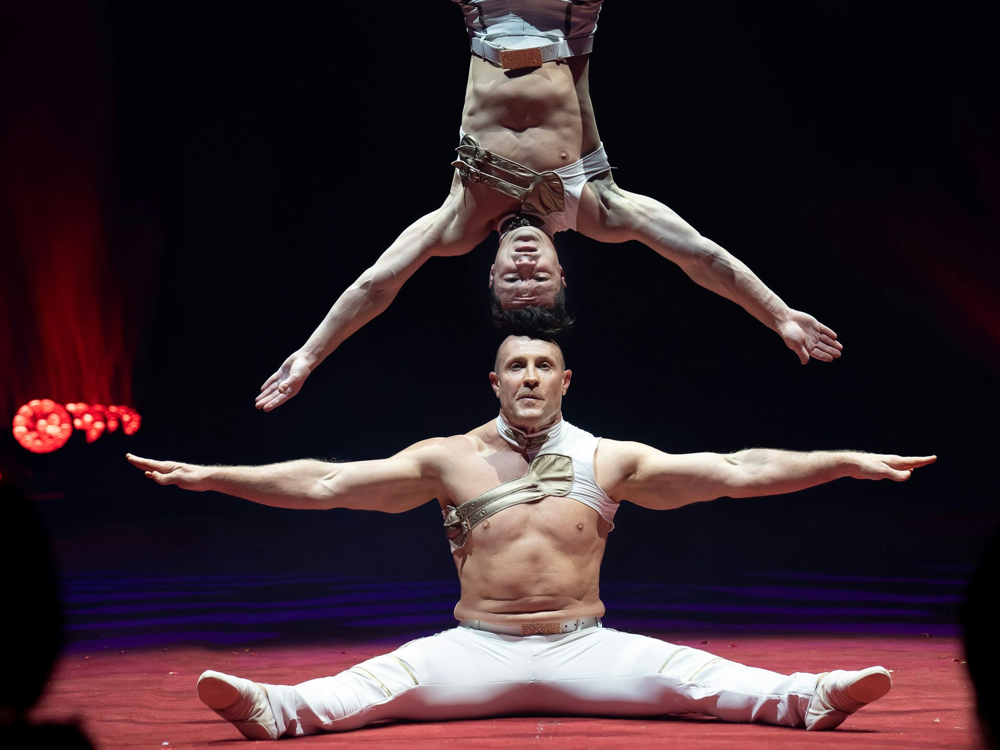 Das Duo Kvas zeigt Handstand-Artistik.