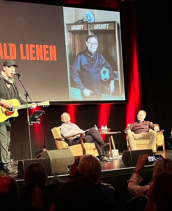 Ex-Köln-Trainer Ewald Lienen war mit seinem Bühnenprogramm im Kölner Gloria.