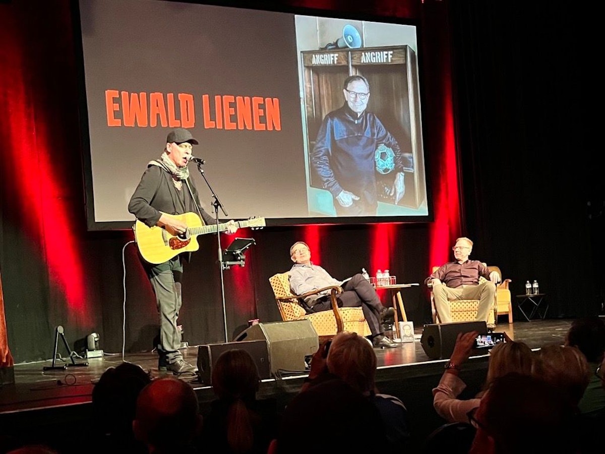 Ex-Köln-Trainer Ewald Lienen war mit seinem Bühnenprogramm im Kölner Gloria.