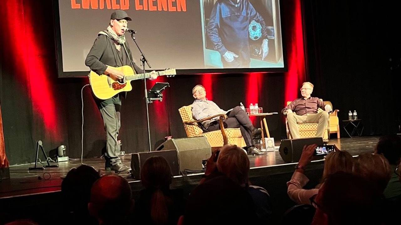 Ex-Köln-Trainer Ewald Lienen war mit seinem Bühnenprogramm im Kölner Gloria.
