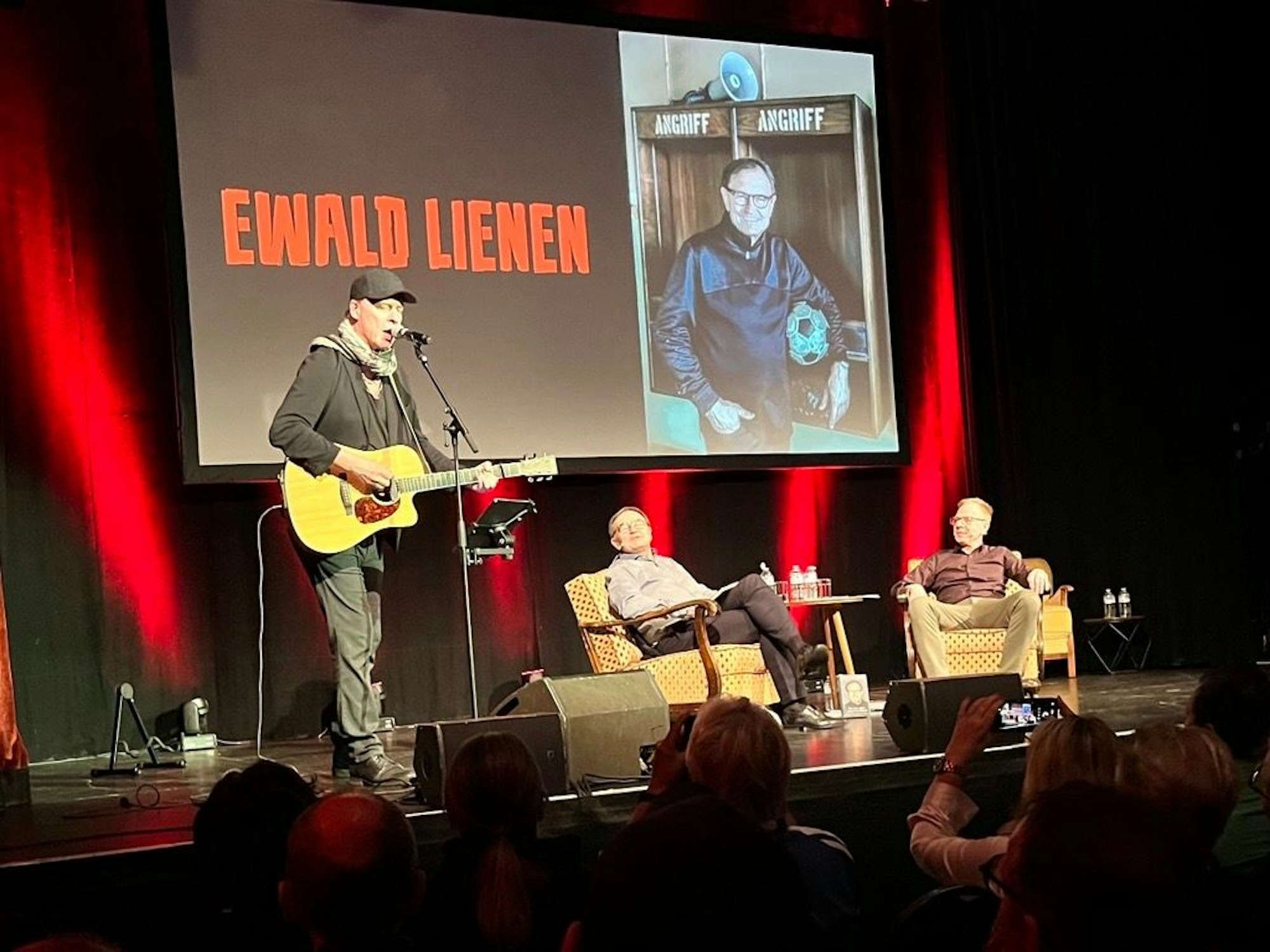 Ex-Köln-Trainer Ewald Lienen war mit seinem Bühnenprogramm im Kölner Gloria.