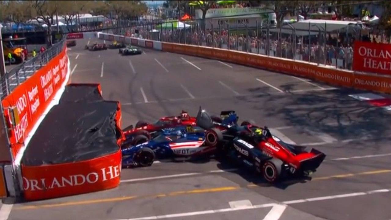 Mick Schumacher ist in einem Rennen in einen Unfall verwickelt.