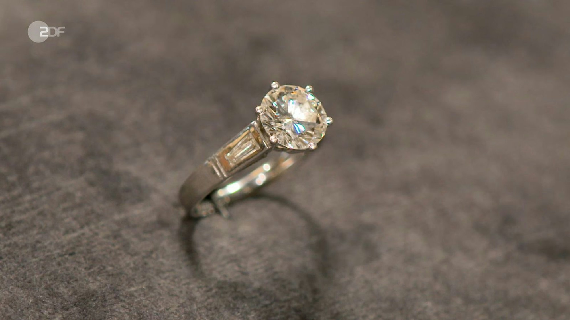 Der Solitär-Ring aus dem Jahr 2002 mit einem Mittelstein von über 2 Karat hatte einen Wert von 10.000 bis 11.000 Euro.
(Bild: ZDF)