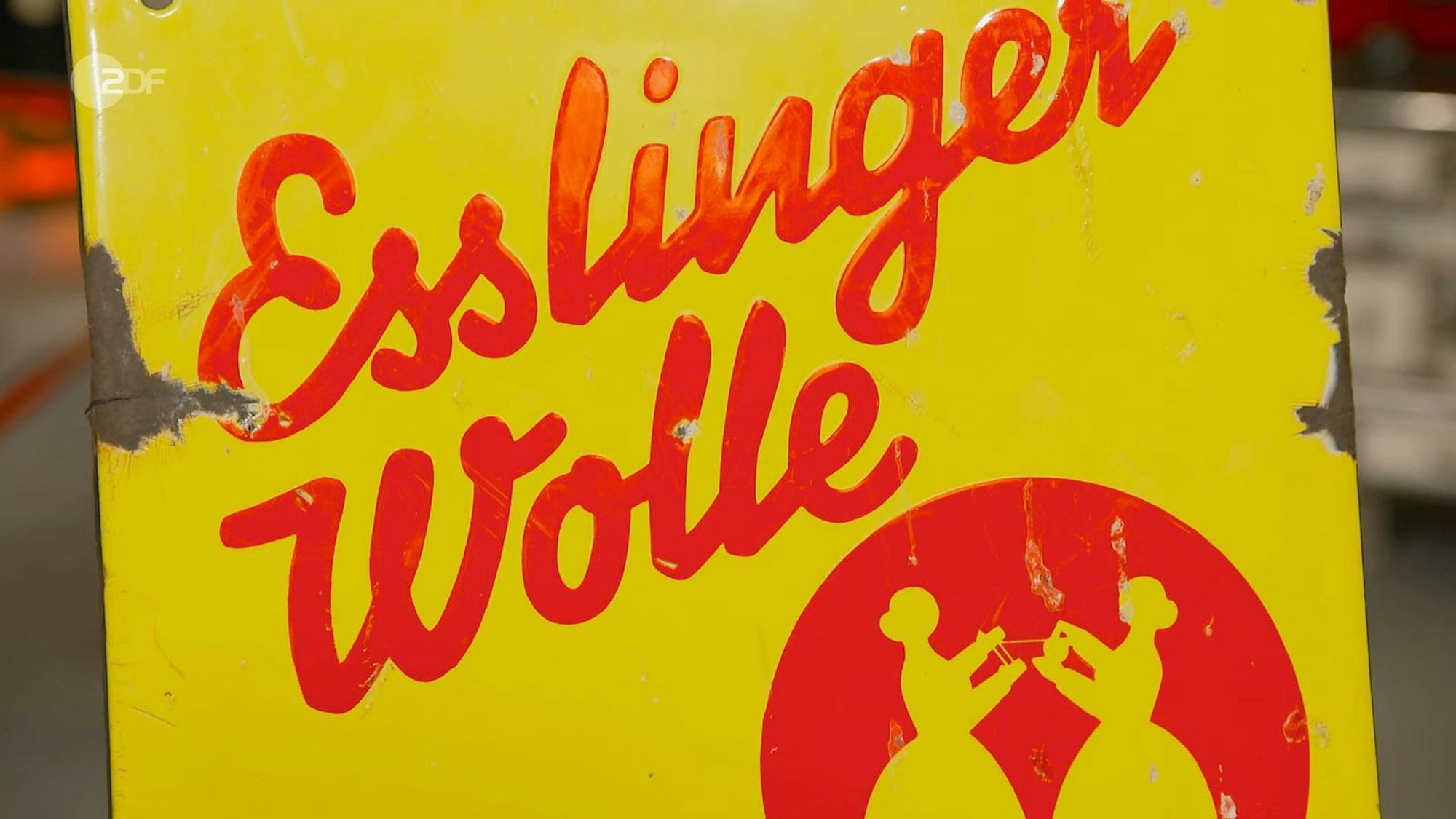 Das Emaille-Werbeschild von „Esslinger Wolle“ aus den 1930er- bis 50er-Jahren wurde auf 80 bis 100 Euro geschätzt.
(Bild: ZDF)