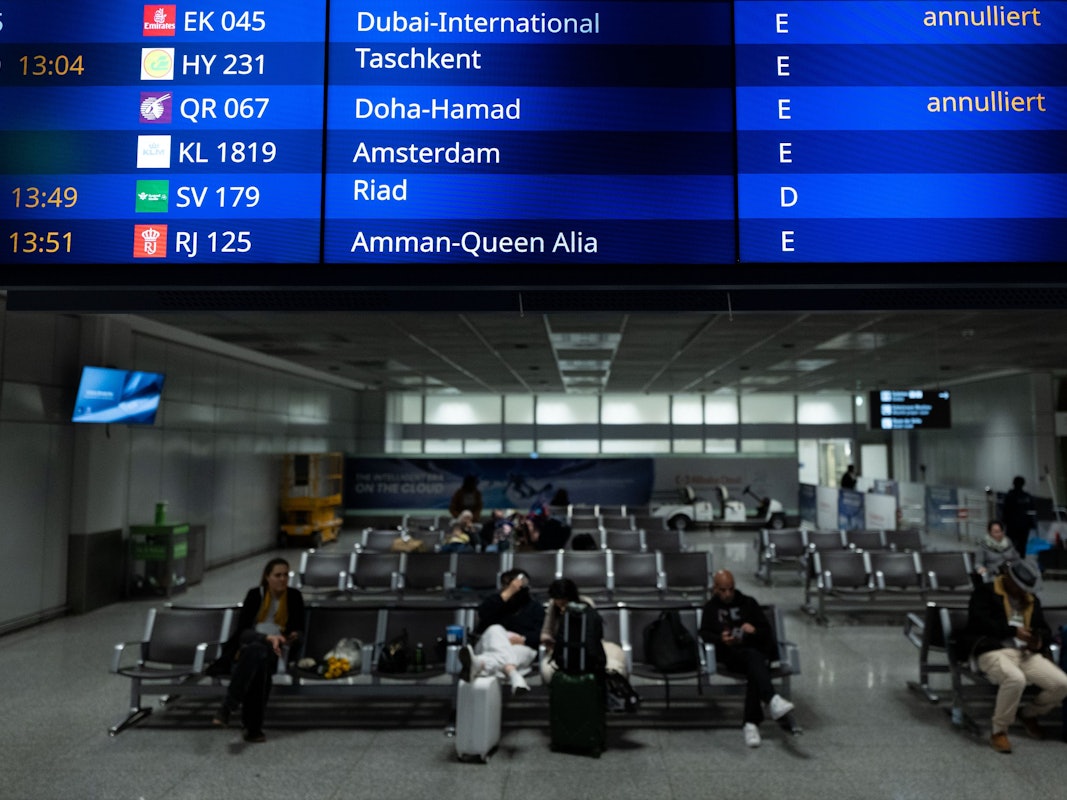Auf einer Anzeigetafel im Terminal 2 werden Flüge nach Dubai und Doha angezeigt, die annulliert wurden.