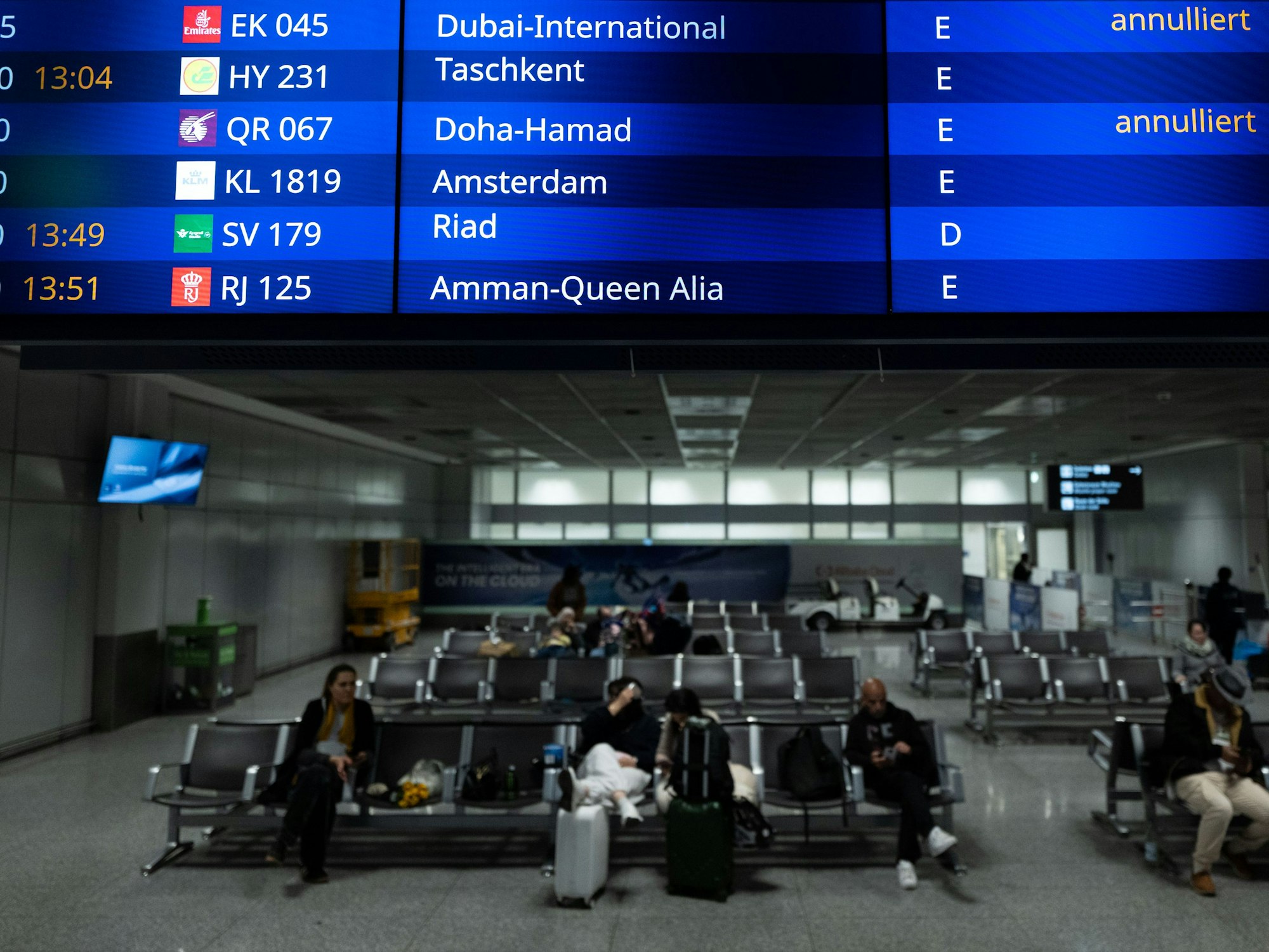 Auf einer Anzeigetafel im Terminal 2 werden Flüge nach Dubai und Doha angezeigt, die annulliert wurden.