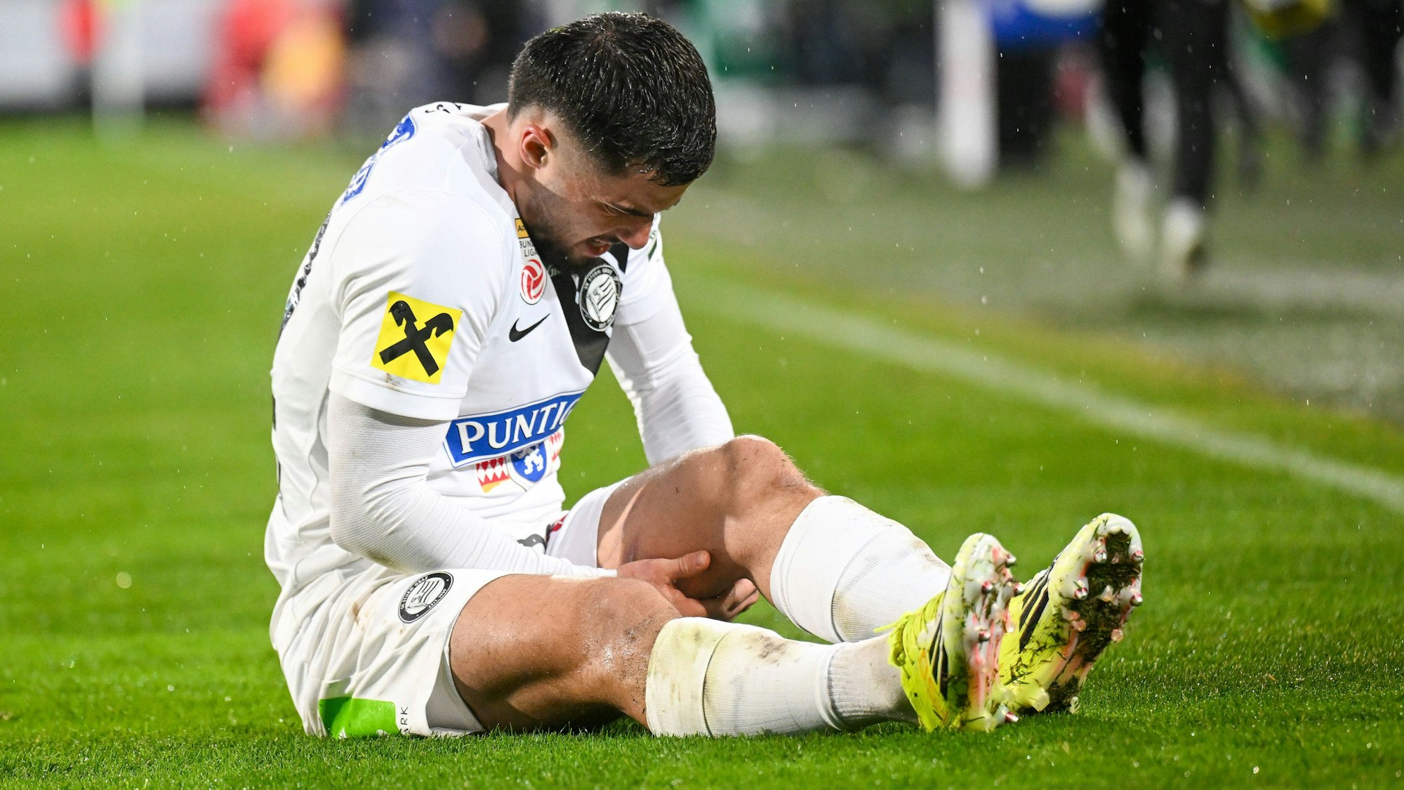 Jusuf Gazibegovic nach einer Verletzung am Boden.