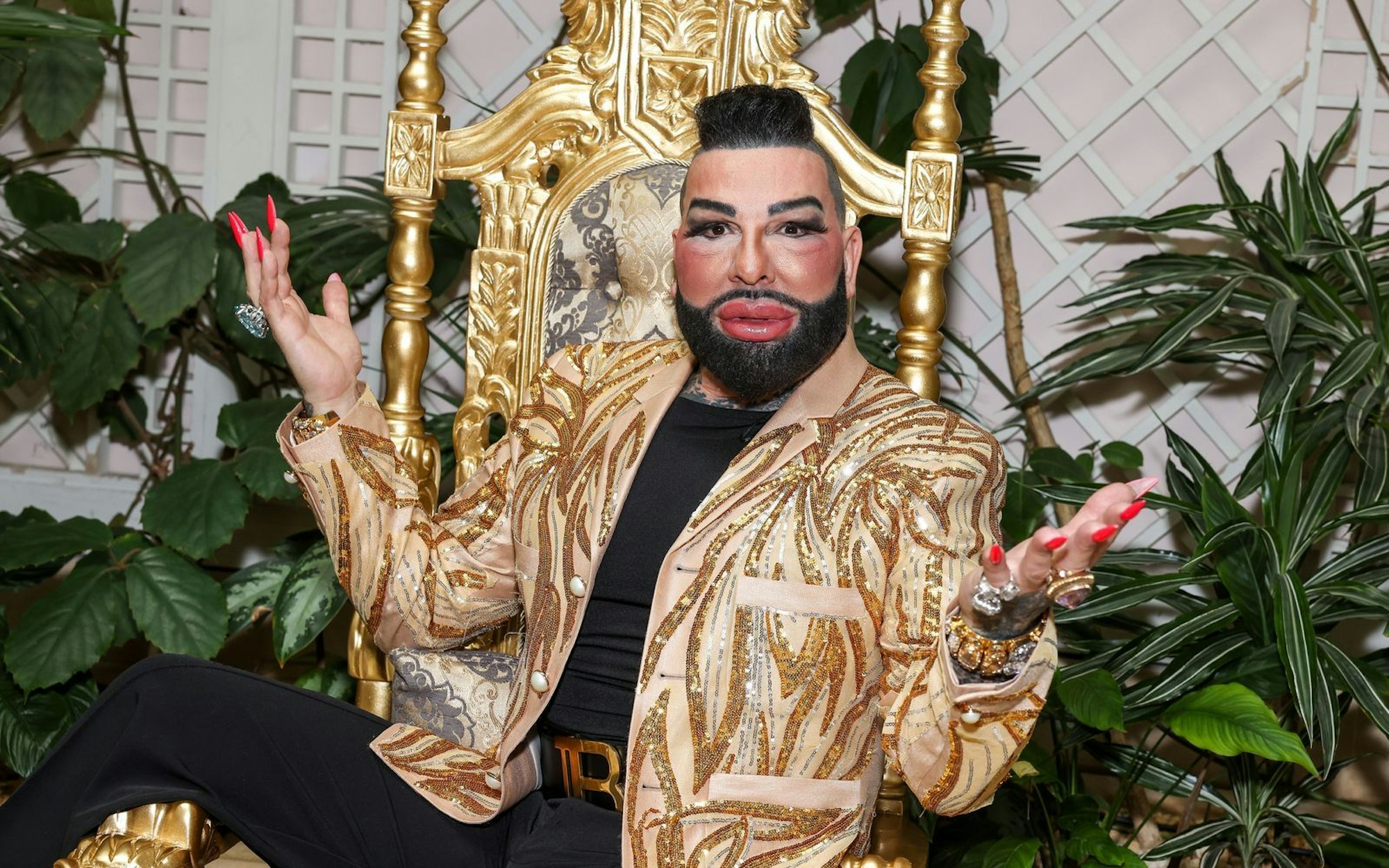 Harald Glööckler war im Podcast „Mit den Waffeln einer Frau“ von Barbara Schöneberger zu Gast und hat dort über seine luxuriösen Wohnungen gesprochen. (Bild: 2024 Getty Images/Gerald Matzka)