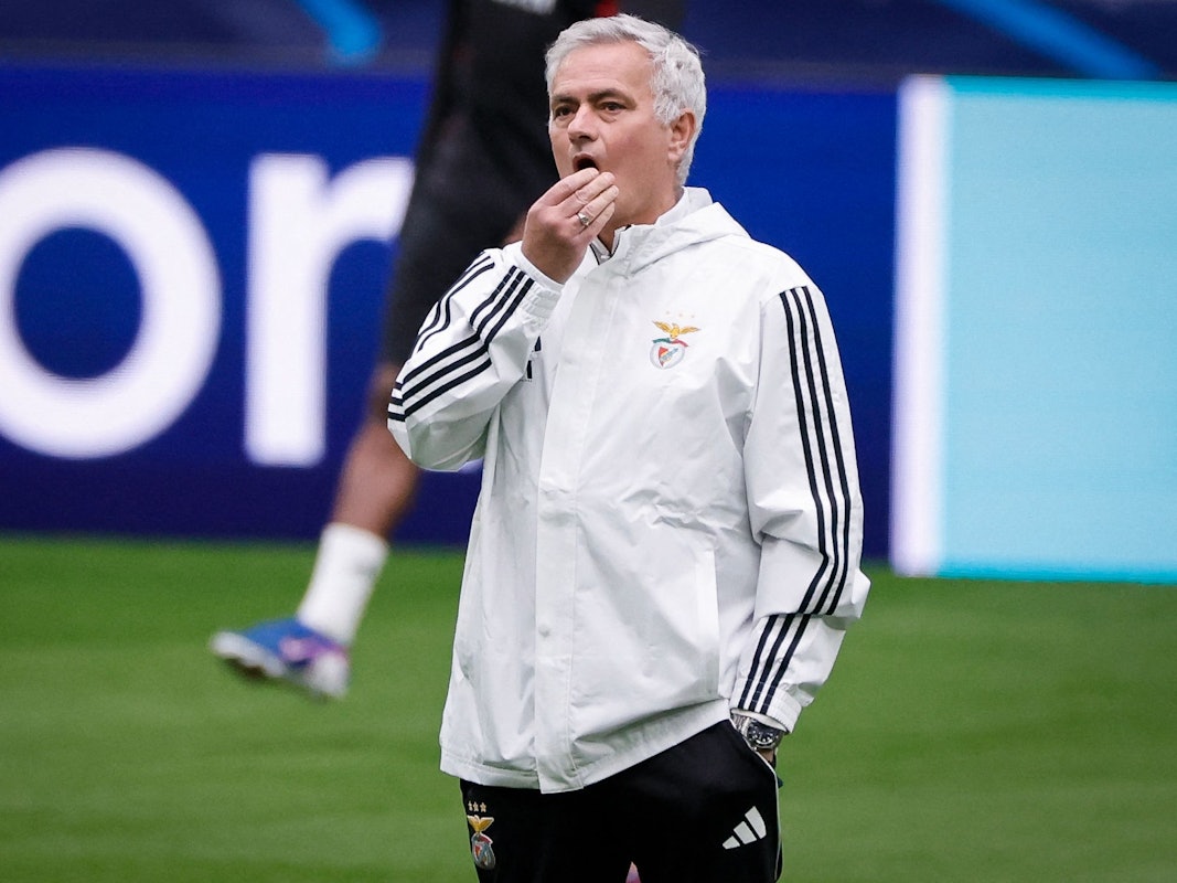 José Mourinho steht auf dem Fußballplatz und fasst sich ans Kinn.