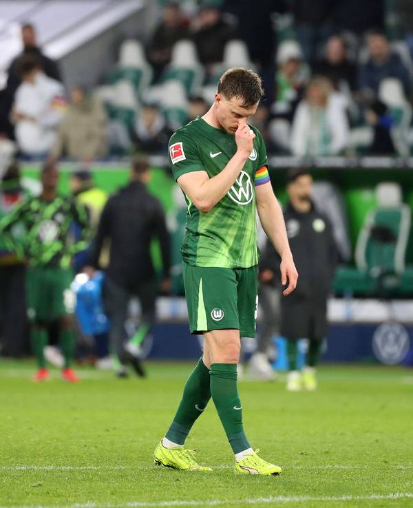 Yannick Gerhardt vom VfL Wolfsburg geht geknickt über den Platz.