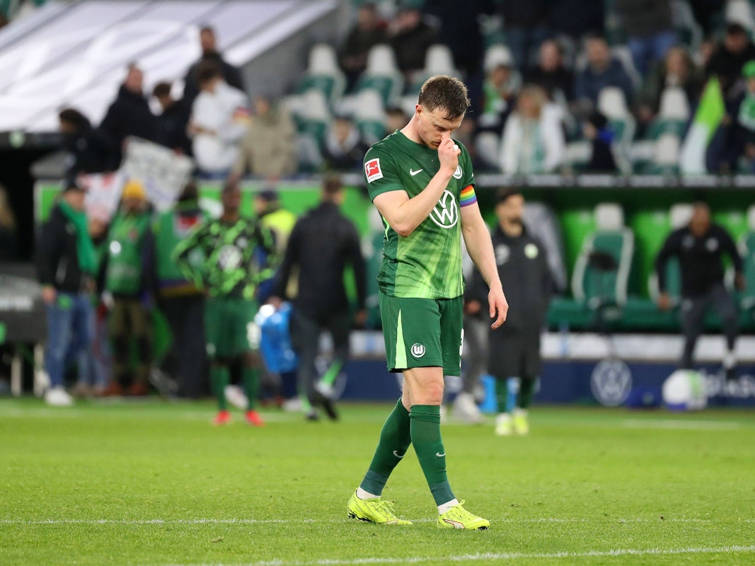 Yannick Gerhardt vom VfL Wolfsburg geht geknickt über den Platz.