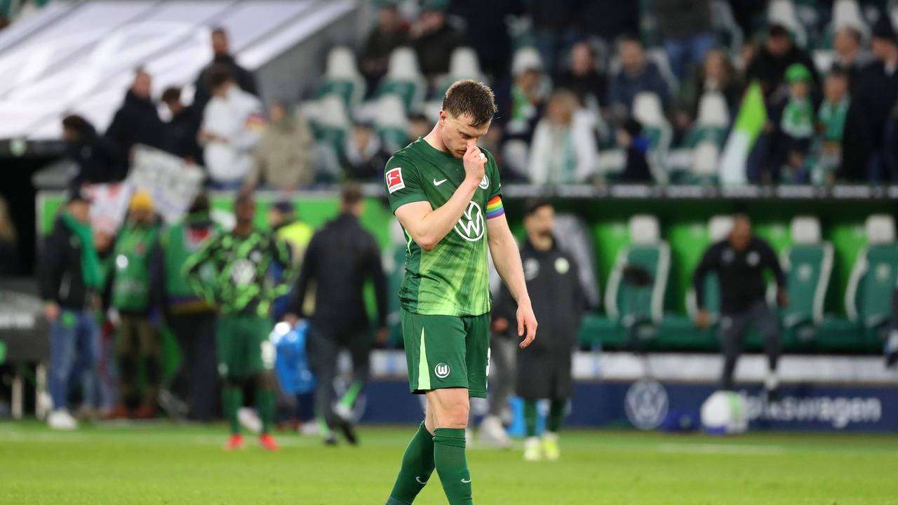 Yannick Gerhardt vom VfL Wolfsburg geht geknickt über den Platz.
