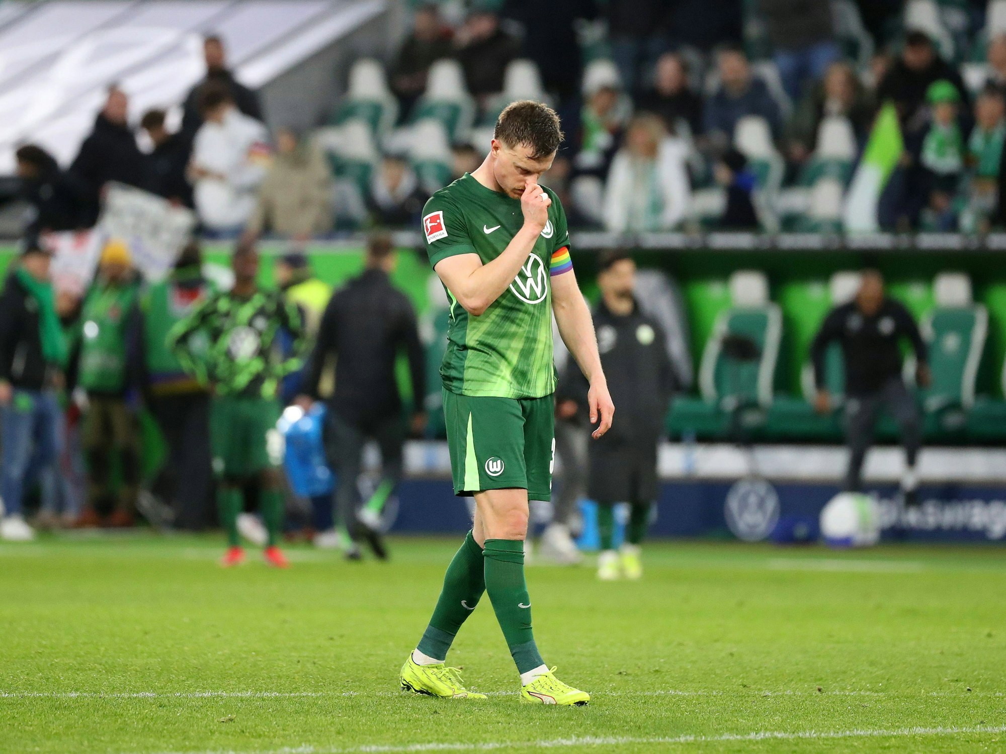 Yannick Gerhardt vom VfL Wolfsburg geht geknickt über den Platz.