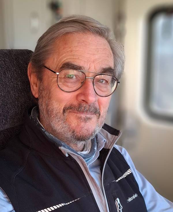 Kölns witzigster Triebfahrzeugführer Dietmar Schorn sorgt bei Reisenden für ein Lächeln.