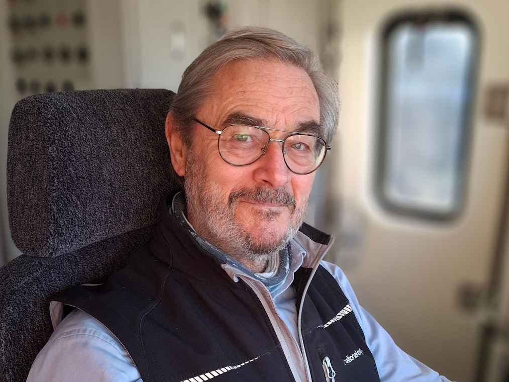 Kölns witzigster Zugführer Dietmar Schorn sorgt bei Reisenden für ein Lächeln.