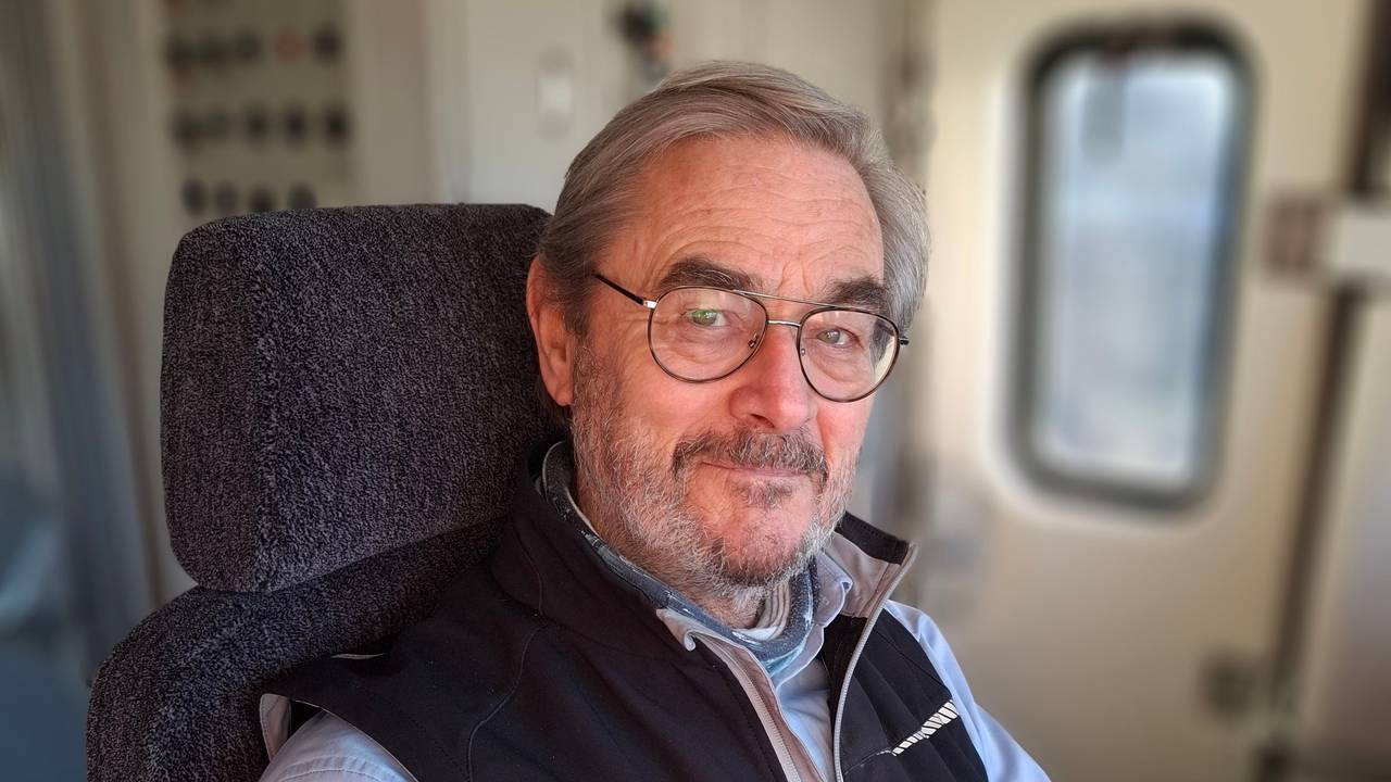 Kölns witzigster Triebfahrzeugführer Dietmar Schorn sorgt bei Reisenden für ein Lächeln.
