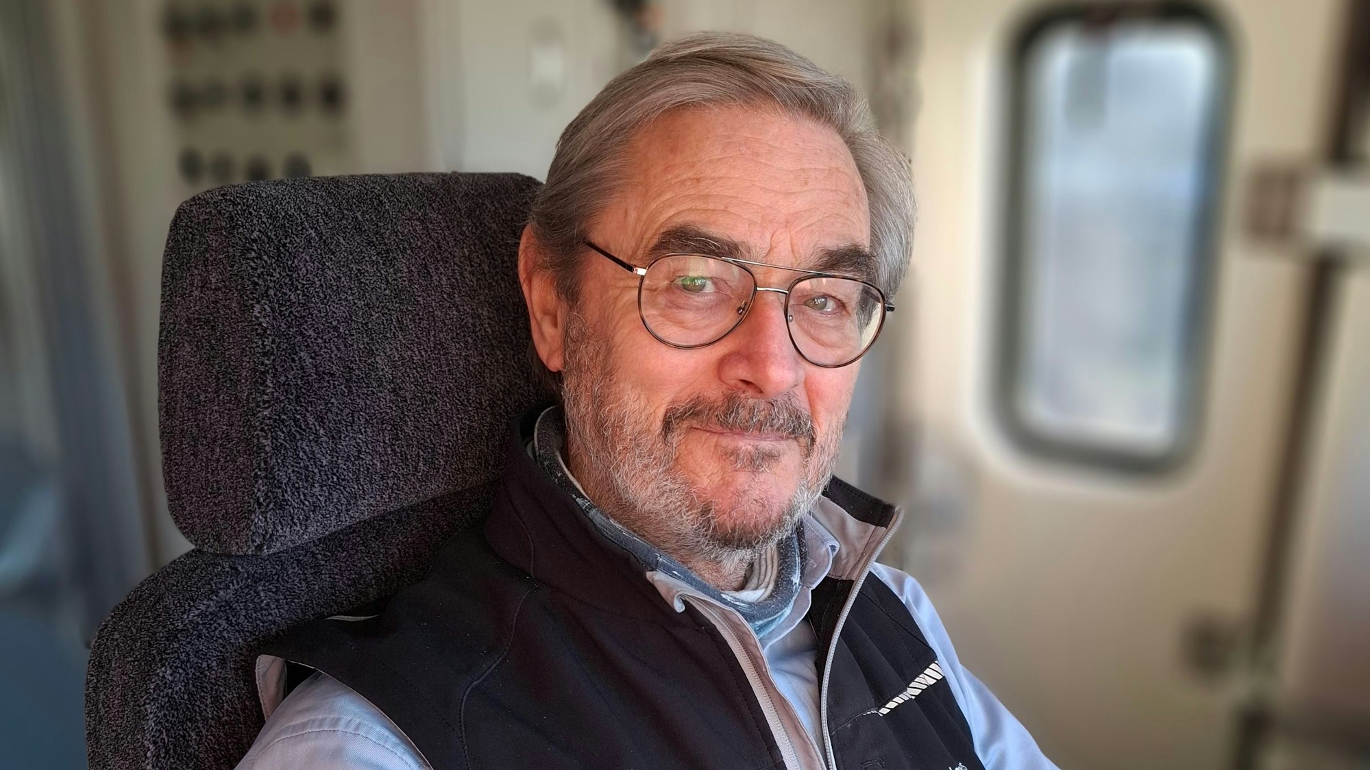 Kölns witzigster Zugführer Dietmar Schorn sorgt bei Reisenden für ein Lächeln.