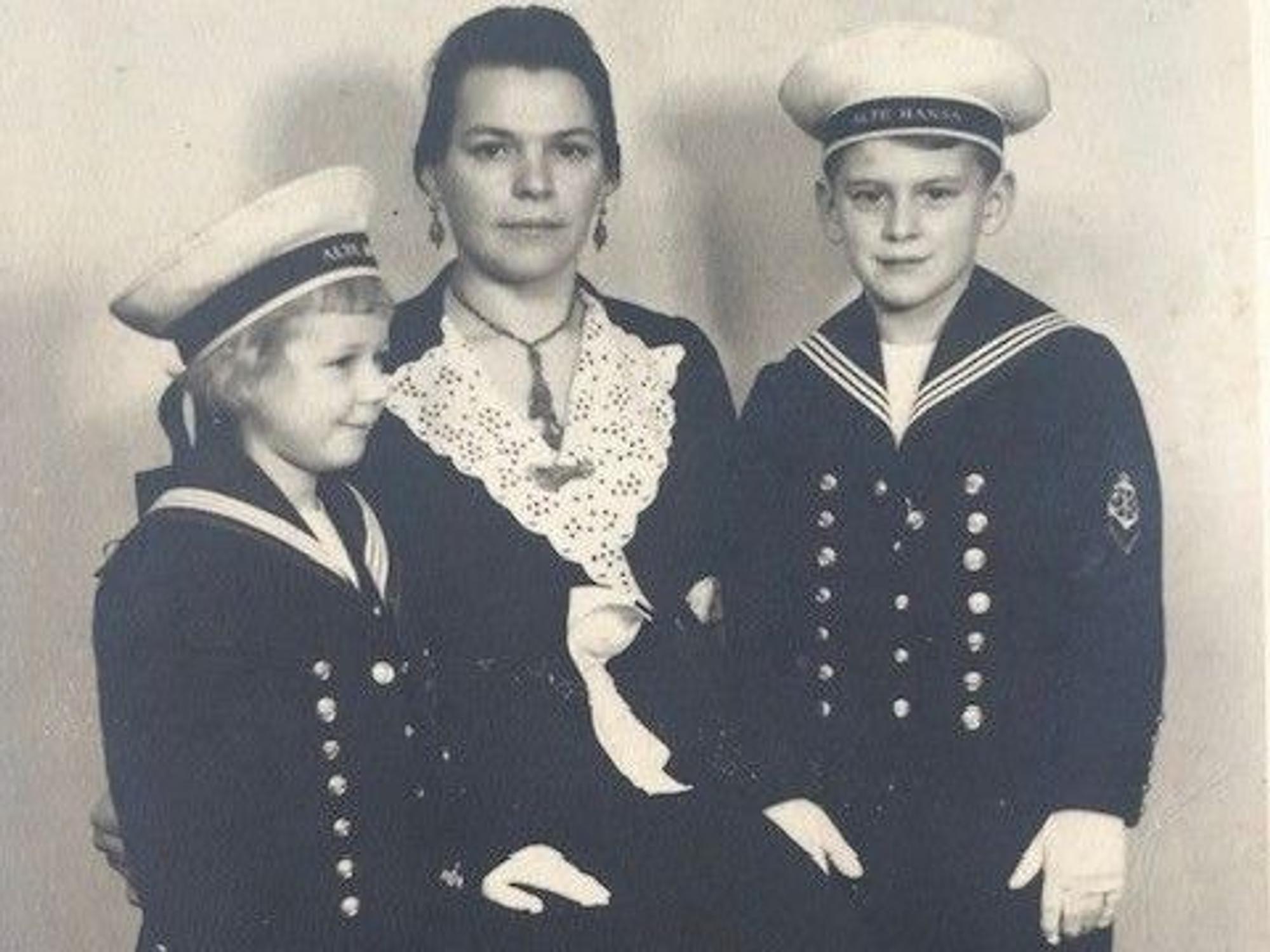 Das Foto zeigt Paul Brandt (rechts) neben seiner Mutter und seiner jüngeren Schwester (circa 1938).
