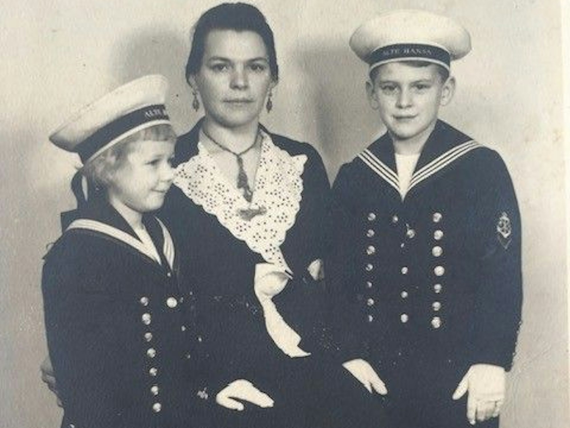 Das Foto zeigt Paul Brandt (rechts) neben seiner Mutter und seiner jüngeren Schwester (circa 1938).