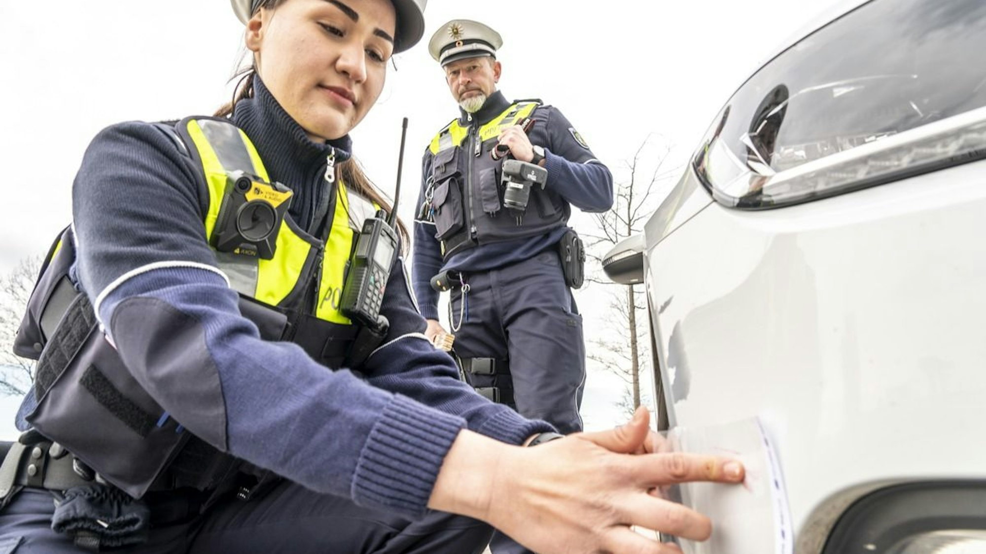 Ein Streifenwagen der Polizei steht auf einer Straße (Symbolbild).