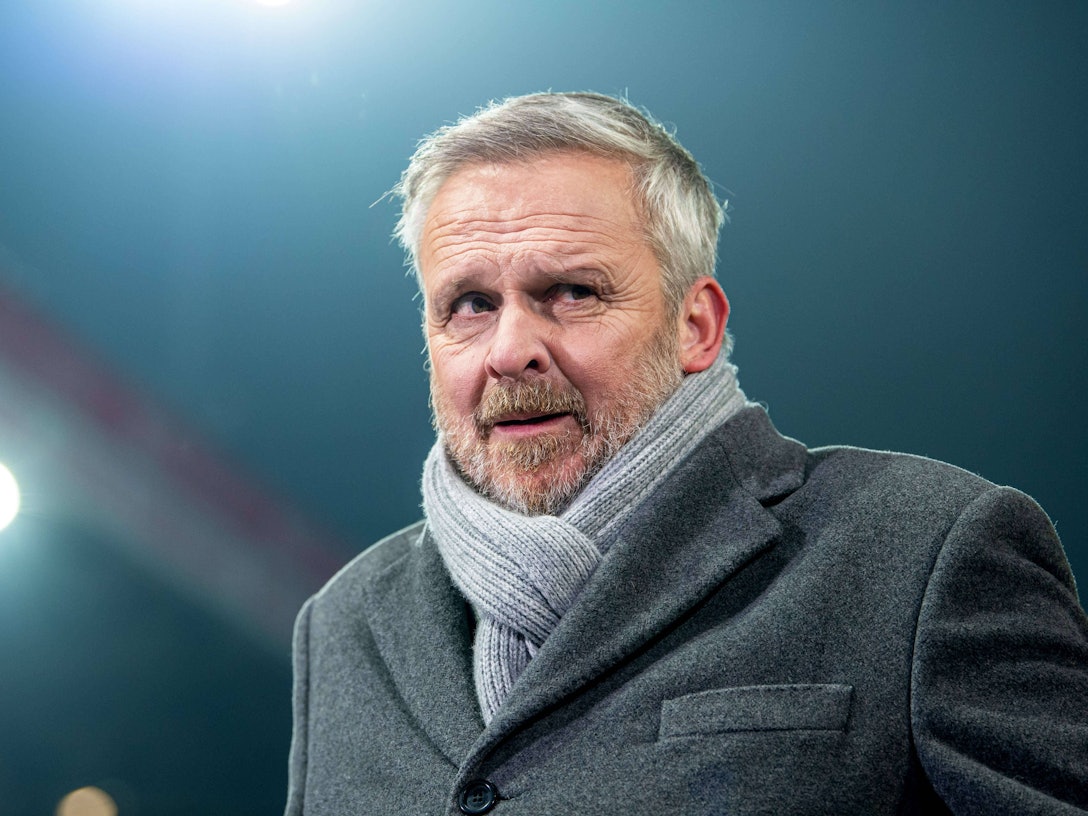 Dietmar Hamann mit Schal und Mantel als Experte im Stadion.