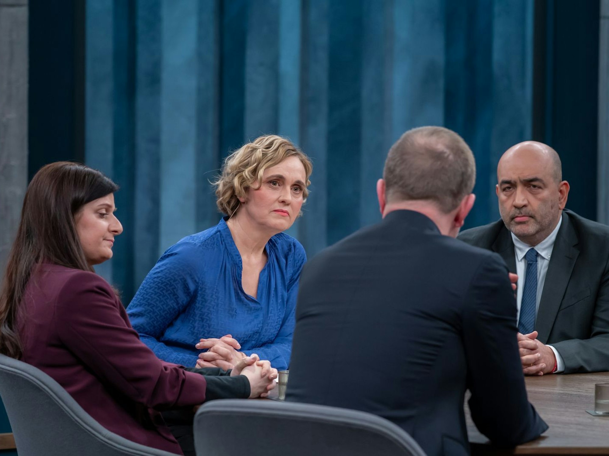 „Dass sich jetzt die deutschen Touristen mit den russischen Touristen in Dubai darum prügeln, wer welches Auto mieten kann, damit man mit welchen Visum auch immer nach Riad kommen kann, ist absurd“, beklagte Omid Nouripour (rechts). (Bild: NDR/Thomas Ernst)