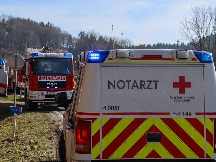 Rettungswagen und Feuerwehrfahrzeug im Einsatz