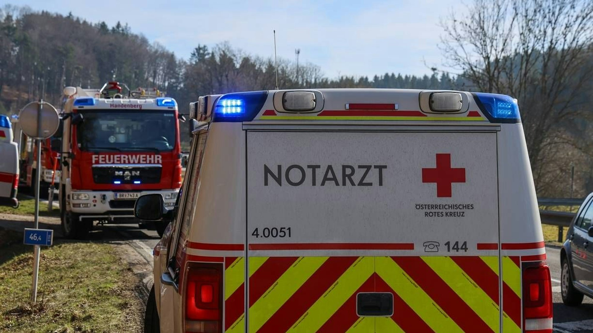Rettungswagen und Feuerwehrfahrzeug im Einsatz