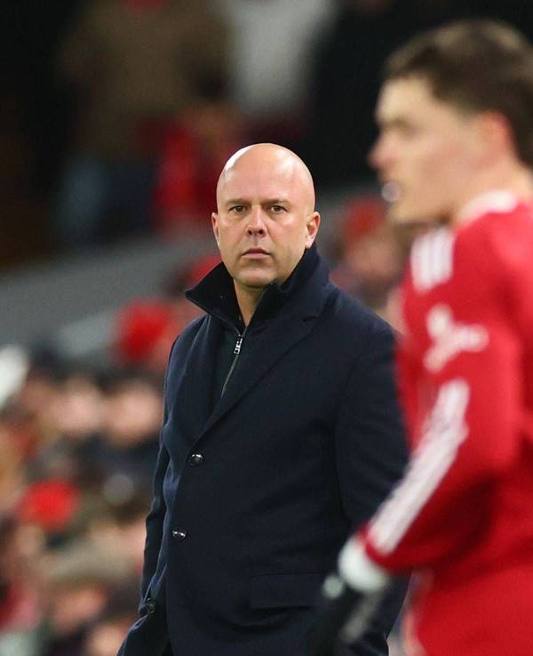Arne Slot und Florian Wirtz während eines Spiels in der Premier League