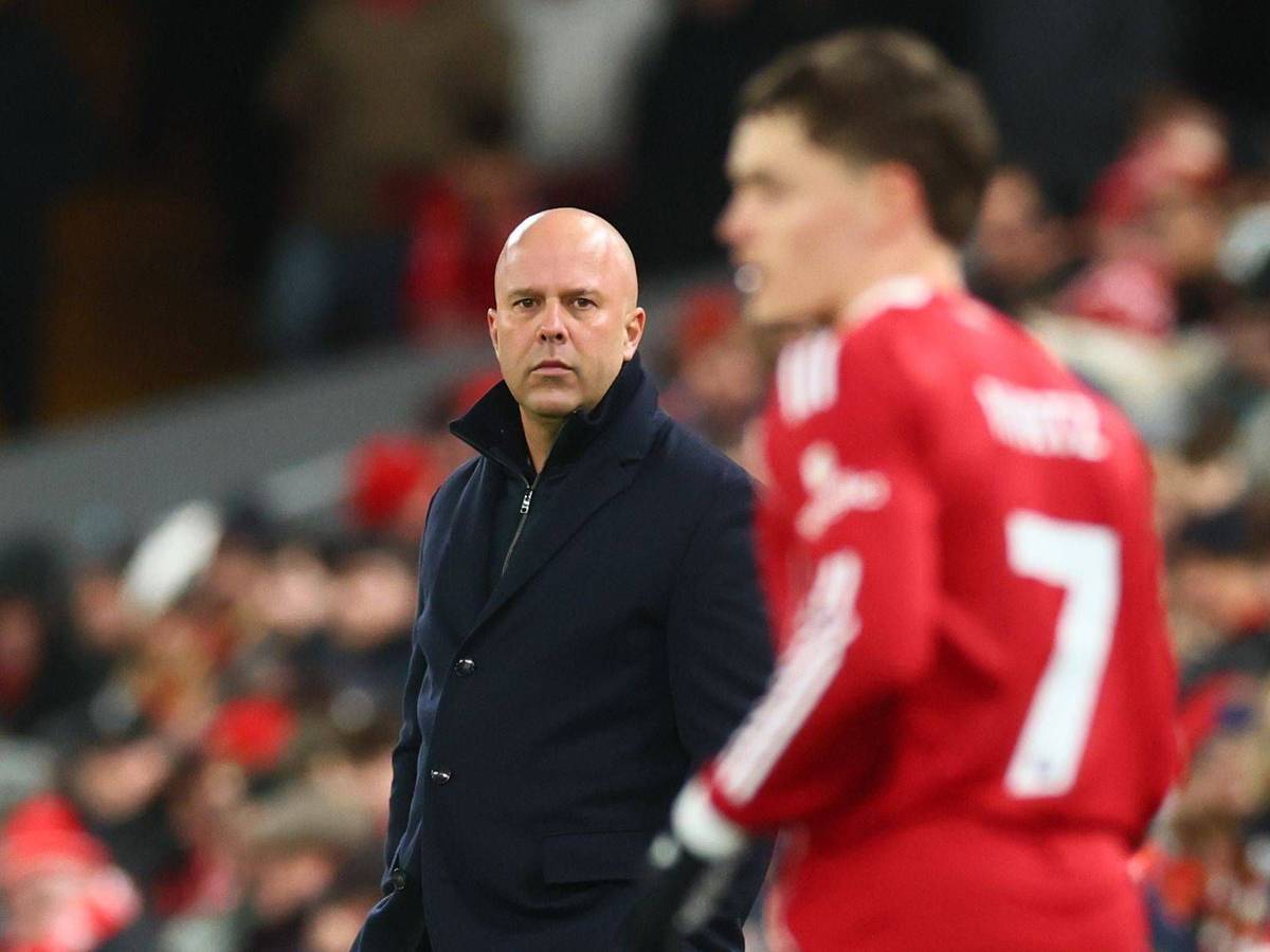 Arne Slot und Florian Wirtz während eines Spiels in der Premier League