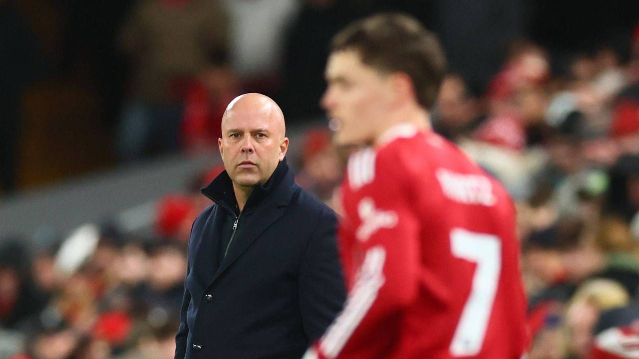 Arne Slot und Florian Wirtz während eines Spiels in der Premier League