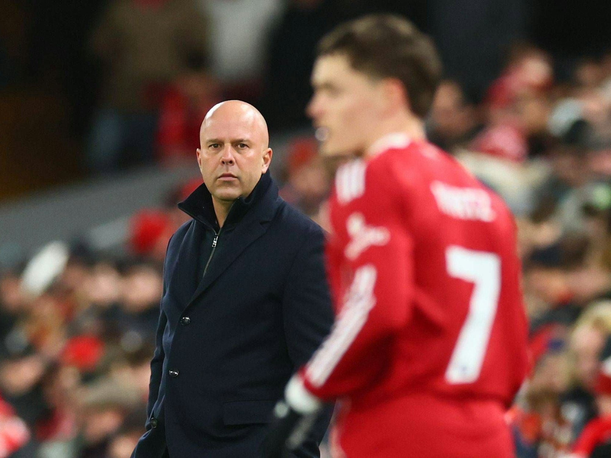 Arne Slot und Florian Wirtz während eines Spiels in der Premier League