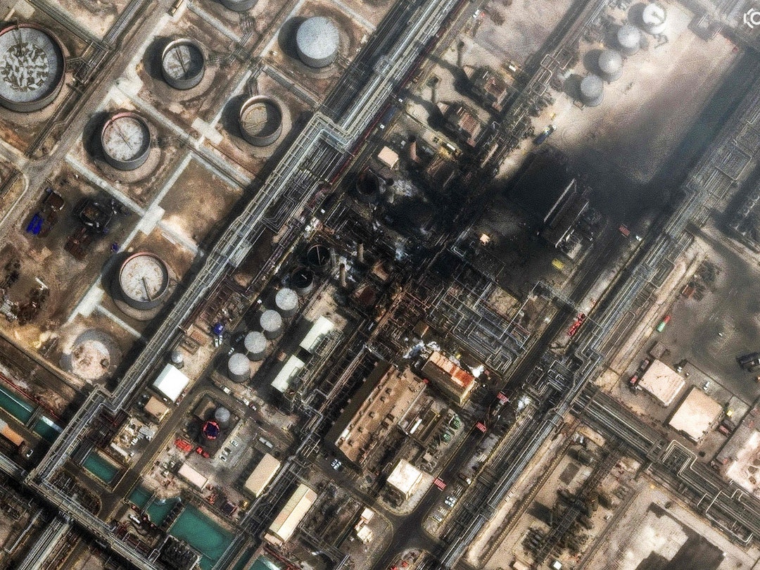 Dieses Satellitenbild, das am 2. März 2026 aufgenommen und veröffentlicht wurde, zeigt Schäden an der Raffinerie Ras Tanura von Saudi Aramco.