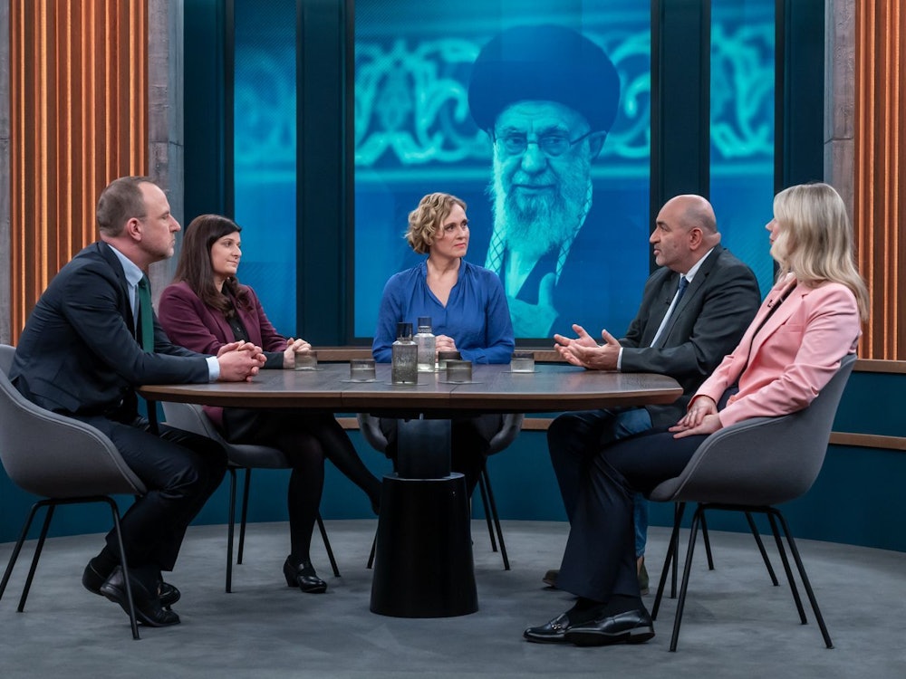 Caren Miosga sprach am Sonntagabend mit ihren Gästen über den Tod Ali Chameneis. (Bild: NDR/Thomas Ernst)