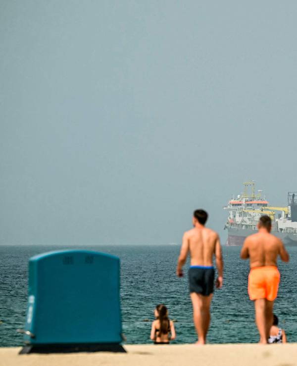 Urlauber und Urlauberinnen genießen die Sonne am Strand in Dubai. Der AFP-Fotograf machte das Foto am 2. März 2026.